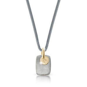 Piastrina in titanio e medaglietta in oro giallo con sagoma femminuccia incisa